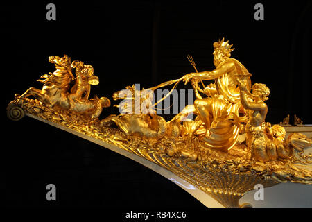 La figure dorée du roi Neptune dans un chariot roulant comme l'enveloppe d'un son équipe de chevaux de mer sur la proue de la Barge royale néerlandaise Banque D'Images