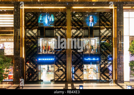 Dans le nouveau magasin Burberry Luxe Prestige arcade avec des boutiques haut de gamme à l'intérieur du centre commercial Avenues dans la ville de Koweït, Koweït Banque D'Images