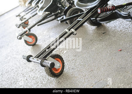 Roues et direction de scooters électriques adaptés. Banque D'Images