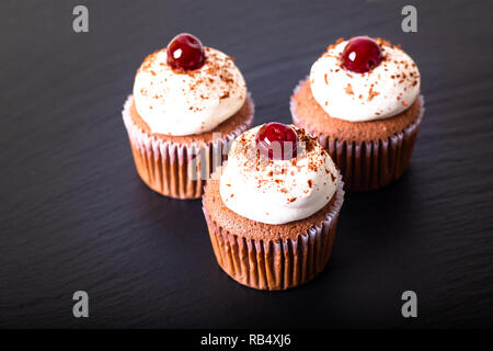 Confection Maison Dessert cupcake Forêt Noire sur une plaque en pierre d'ardoise noire with copy space Banque D'Images