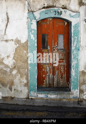 Vieille porte typique de Lisbonne, aperçu, en bois et peint en couleurs Banque D'Images