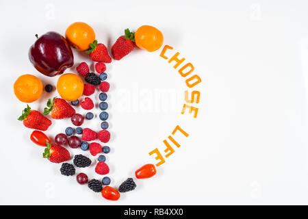 Fruits en forme de coeur un arrangement à l'aide de divers types de fruits avec un message apparaît : Choisir la vie faite d'écorces de mandarine. Banque D'Images