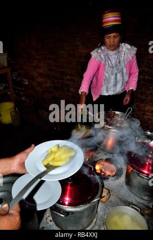 La cuisson Cuy - communauté paysanne restaurant - Parc National Huascaran. Département d'Ancash au Pérou. Banque D'Images