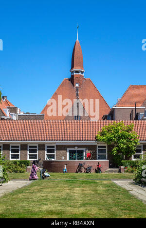 Les Pays-Bas, l'École d'Amsterdam (Amsterdamse School) est un style architectural qui s'est posée à partir de 1910 jusqu'à environ 1930. Par exemple sur le Magalhae Banque D'Images