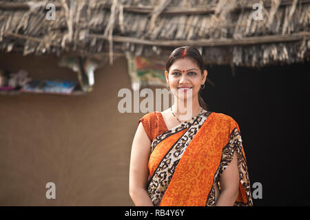 Magnifique Portrait de femme indienne en sari sur sa maison dans village