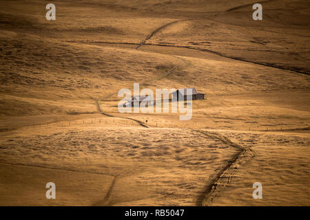 L'Italie, le Tyrol du Sud - 1 novembre 2017. Des sentiers de randonnée et de montagne cabons dans le paysage sec de la zone Alpe di Siusi de Tyrol du Sud. Banque D'Images