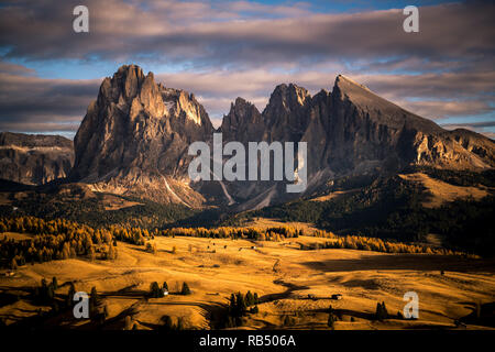 L'Italie, le Tyrol du Sud - 1 novembre 2017. Soleil du soir sur la vallée à l'Alpe di Siusi avec ses montagnes rocheuses. Banque D'Images