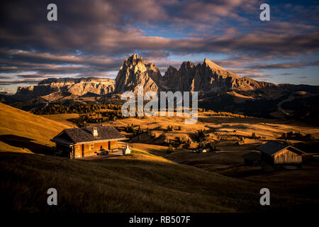 L'Italie, le Tyrol du Sud - 1 novembre 2017. Soleil du soir sur la vallée à l'Alpe di Siusi avec ses montagnes rocheuses. Banque D'Images