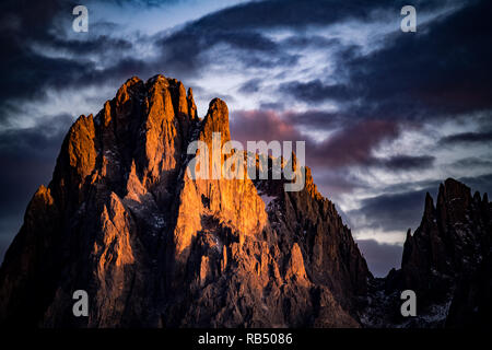 L'Italie, le Tyrol du Sud - 1 novembre 2017. Soleil du soir sur la vallée à l'Alpe di Siusi avec ses montagnes rocheuses. Banque D'Images