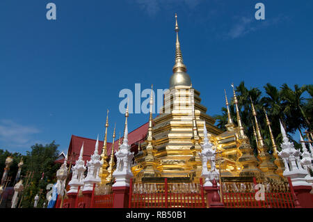 Le stupa doré de la Wat Phan Tao dans Chiang Mai, Thaïlande Banque D'Images