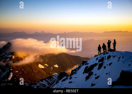 Kaprun, Autriche - septembre 6, 2018. Un groupe d'alpinistes sont surplombant les vallées de la pointe de la Großes Wiesbachhorn au lever du soleil. La grosses Wiesbachhorn est partie de Hohe Tauern dans la région de Salzbourg. Banque D'Images