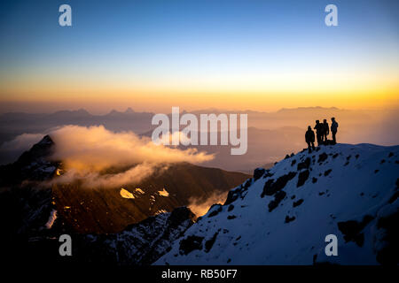 Kaprun, Autriche - septembre 6, 2018. Un groupe d'alpinistes sont surplombant les vallées de la pointe de la Großes Wiesbachhorn au lever du soleil. La grosses Wiesbachhorn est partie de Hohe Tauern dans la région de Salzbourg. Banque D'Images