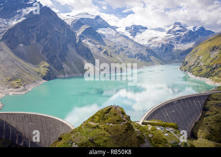 Kaprun, Autriche - septembre 6, 2018. Donnant sur la haute montagne Stausee Mooserboden reservoir avec ses énormes murs de barrage de Kaprun. Banque D'Images