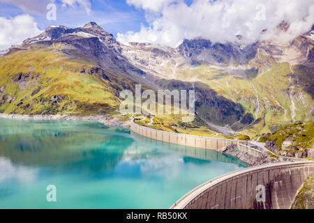 Kaprun, Autriche - septembre 6, 2018. Donnant sur la haute montagne Stausee Mooserboden reservoir avec ses énormes murs de barrage de Kaprun. Banque D'Images