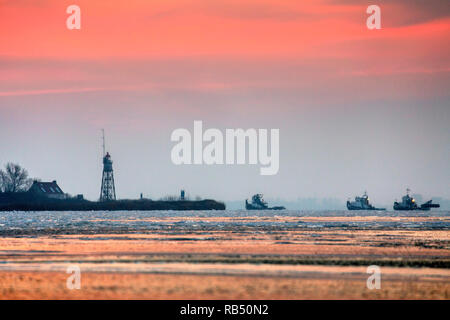 Pays-Bas, Amsterdam, Durgerdam. Vuurtoreneiland (Lighthouse Island), une petite île de l'IJmeer. Hiver. Glace. Brise-glace. Banque D'Images