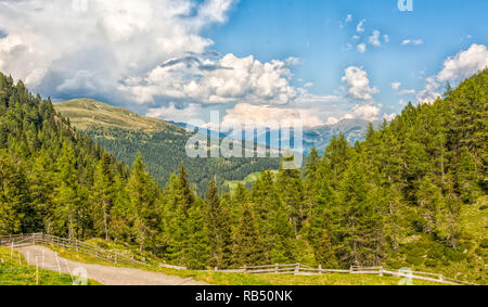 Vallée Sarntal - Vallée de Sarentino - paysage dans le Tyrol du Sud, Italie du nord, l'Europe. Paysage d'été avec ciel bleu et nuages Banque D'Images