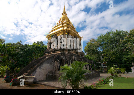 Superbe vue sur le chedi de Wat Chiang Man à Chiang Mai, Thaïlande Banque D'Images