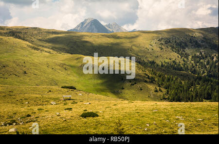 Vallée Sarntal - Vallée de Sarentino - paysage dans le Tyrol du Sud, Italie du nord, l'Europe. Paysage d'été avec ciel bleu et nuages Banque D'Images