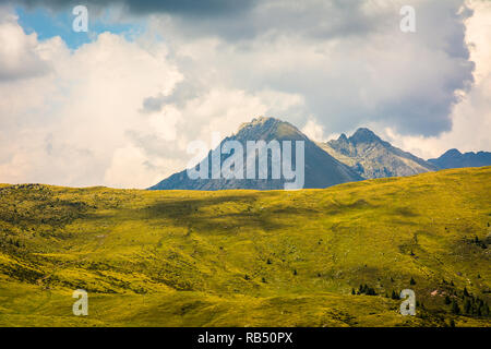 Vallée Sarntal - Vallée de Sarentino - paysage dans le Tyrol du Sud, Italie du nord, l'Europe. Paysage d'été avec ciel bleu et nuages Banque D'Images