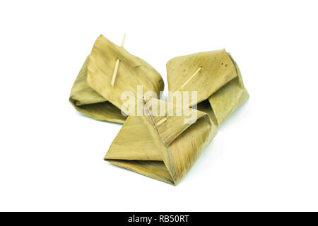 Dessert thaïlandais enveloppés dans des feuilles de banane isolé sur fond blanc Banque D'Images