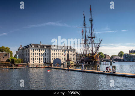 Les Pays-Bas, Amsterdam. Scheepvaartmuseum. National Maritime Museum et de répliques de navires COV Amsterdam. Banque D'Images