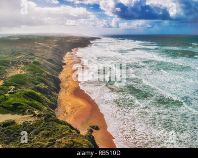 Algarve portugal plage océan Sable eau vert bleu bleu ciel nuageux drone vagues été voyage destination maison de vacances Praia Da Bordeira falaises à la journée Banque D'Images