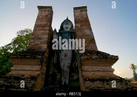 Low angle photo d'une statue du Bouddha blanc permanent dans le parc historique de Sukhothai, Thaïlande Banque D'Images