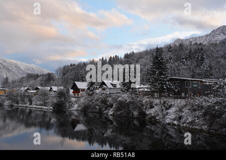 L'incroyable Bad Goisern, Hallstatt. Hiver neige vue depuis la rivière. Banque D'Images