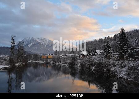 L'incroyable Bad Goisern, Hallstatt. Hiver neige vue depuis la rivière. Banque D'Images