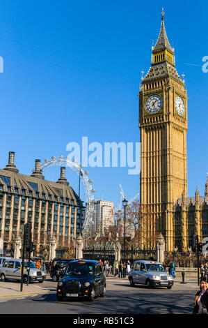 Une longue journée ensoleillée à Londres, en Angleterre avec l'Elizabeth tower / Big Ben et le London Eye / roue du millénaire en arrière-plan. Banque D'Images