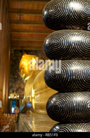 Close up photo photo de l'énorme pieds de le Bouddha couché au Wat Pho à Bangkok, Thaïlande Banque D'Images