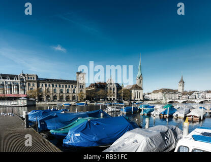 La ville de Zurich avec la rivière Limmat et amarré boats et la Fraumünster cathédrale en arrière-plan Banque D'Images