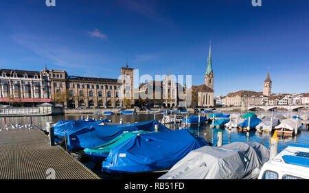 La ville de Zurich avec la rivière Limmat et amarré boats et la Fraumünster cathédrale en arrière-plan Banque D'Images