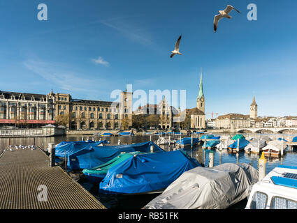 La ville de Zurich avec la rivière Limmat et amarré boats et la Fraumünster cathédrale en arrière-plan Banque D'Images