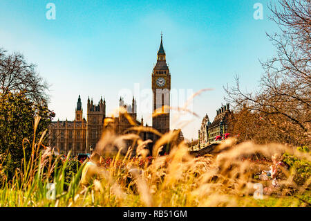 Une vue faible de l'Elizabeth Tower / Big Ben du parc sur une belle journée ensoleillée. 2017 Banque D'Images