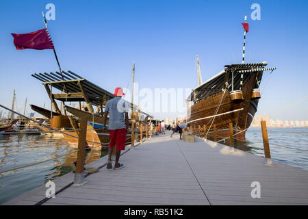 De grands dhuws attendent pour expédier du fret au petit port de Katara - Doha. Banque D'Images