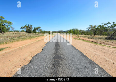 Partie de la Savannah Way est un étroit ruban déserte tout droit chemin, Queensland, Queensland, Australie Banque D'Images