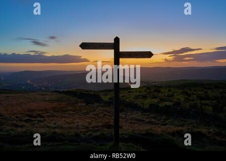 Magnifique coucher de Vista à l'égard de l'Anglais de Manchester colline Pennine moor à la frontière entre le Lancashire et le Yorkshire. Banque D'Images