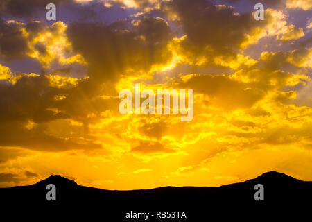 Coucher du soleil sur les montagnes Fiery Banque D'Images