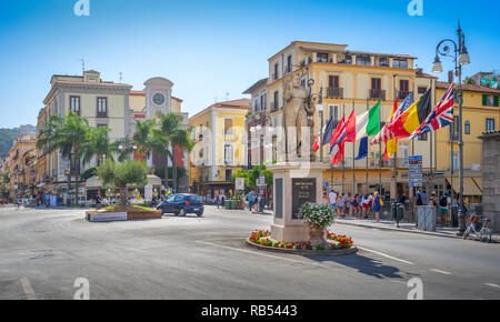 Un monument de Sant'Antonino l'Abbé se trouve dans le pittoresque centre-ville de Sorrente et les gens profiter du beau temps qu'elles toutes. Banque D'Images