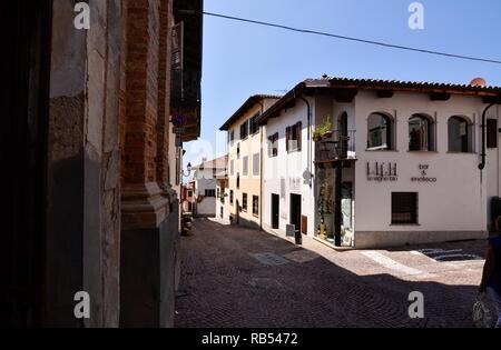 La Morra, Piémont, Italie. Juillet 2018. Les ruelles du centre historique. Nous sommes au coeur des Langhe, une terre de vins fins, reconnu dans Banque D'Images