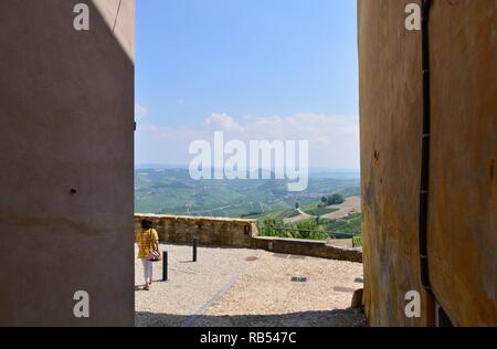 La Morra, Piémont, Italie. Juillet 2018. Les ruelles du centre historique. Nous sommes au coeur des Langhe, une terre de vins fins, reconnu dans Banque D'Images