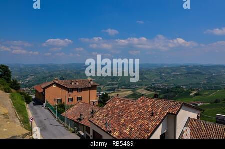 La Morra, Piémont, Italie. Juillet 2018. Les ruelles du centre historique. Nous sommes au coeur des Langhe, une terre de vins fins, reconnu dans Banque D'Images