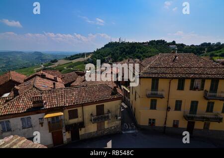 La Morra, Piémont, Italie. Juillet 2018. Les ruelles du centre historique. Nous sommes au coeur des Langhe, une terre de vins fins, reconnu dans Banque D'Images