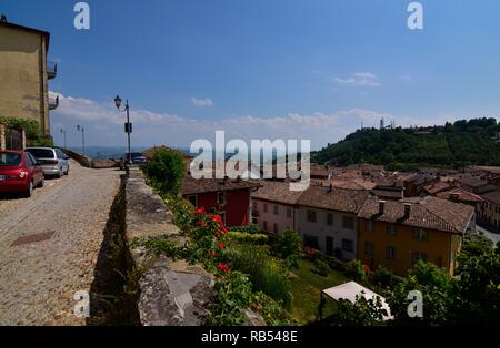 La Morra, Piémont, Italie. Juillet 2018. Les ruelles du centre historique. Nous sommes au coeur des Langhe, une terre de vins fins, reconnu dans Banque D'Images