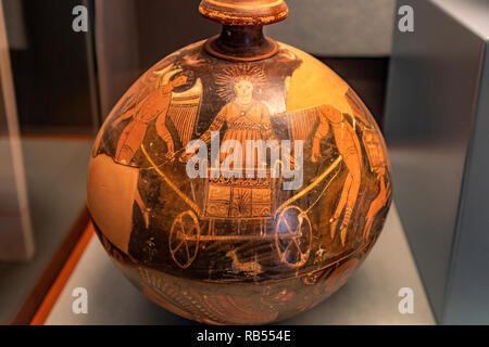 Italie Basilicate Melfi Musée Archéologique National Château-rouge figure sur Helios, pyxis globulaire le char entre paires de eroti en vol Banque D'Images