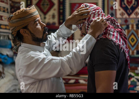 Portrait d'un bédouin arabe aide un autre homme avec le port d'un foulard de style bédouin Siwa Egypte Banque D'Images