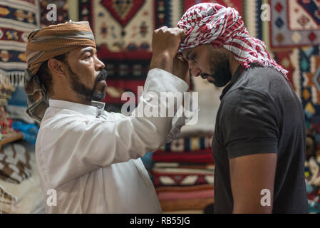 Portrait d'un bédouin arabe aide un autre homme avec le port d'un foulard de style bédouin Siwa Egypte Banque D'Images