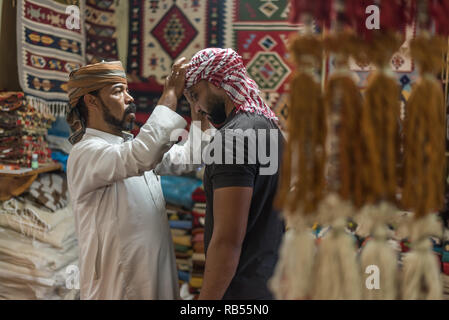 Portrait d'un bédouin arabe aide un autre homme avec le port d'un foulard de style bédouin Siwa Egypte Banque D'Images