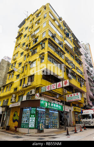 Le bâtiment jaune dans la Maison Bleue, communément appelé cluster sur Stone Nullah Lane, Wan Chai, Hong Kong Banque D'Images